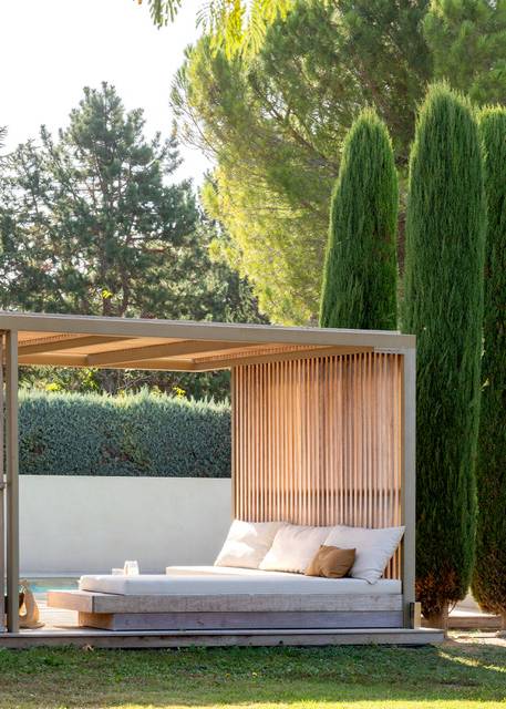 Amenagement exterieur avec conception de pergola en bois et bed Aix en Provence