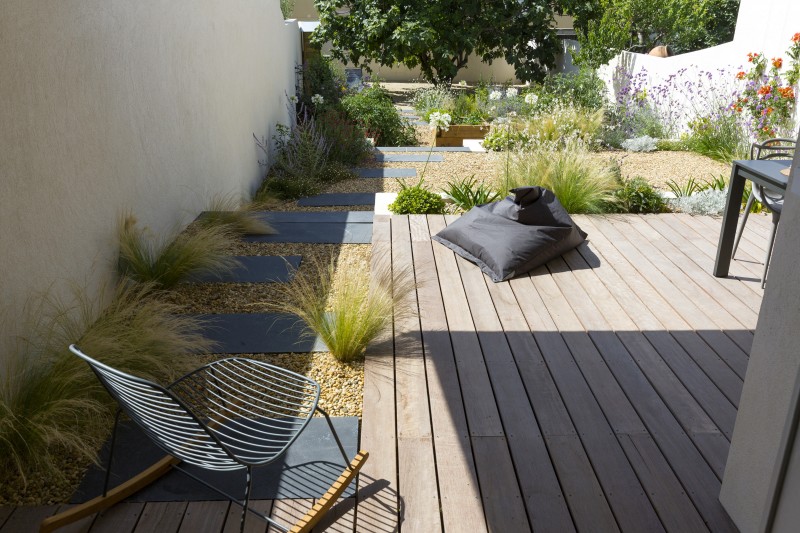 Création d'une petite terrasse en bois exotique dans un jardin paysager à Marseille
